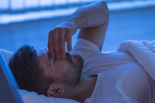 Søvnproblemer blir stadig vanligere - bilde av en mann som sliter med søvnproblemer